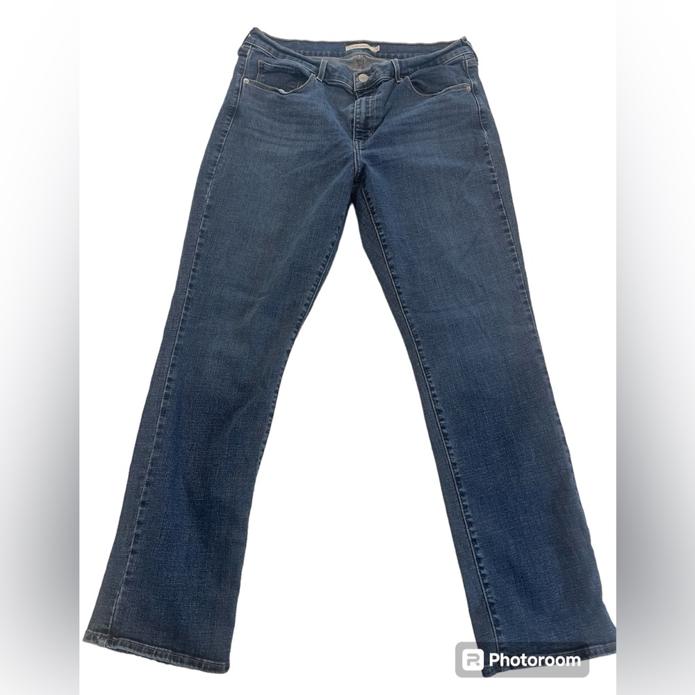 Levi’s Women’s Classic straight leg medium blue jeans. Size 12 stretch denim.